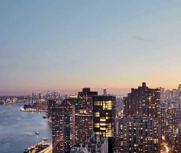 Näkymä kaupunkiin, jossa on useita korkeita rakennuksia ja joki etualalla auringonlaskun aikaan. (Tekoälyn luoma teksti)