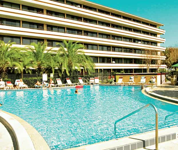 Kuva ulkouima-altaasta monikerroksisen hotellin edessä. (Tekoälyn luoma teksti)