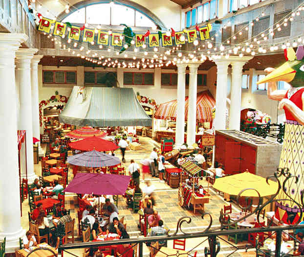 Sisämarkkinat, joissa on istumapaikkoja, värikkäitä varjoja ja koristeita sekä kyltti, jossa lukee 'Pepper Market'. (Tekoälyn luoma teksti)