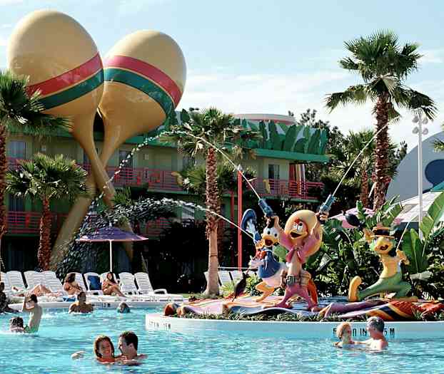 Uima-allasalue palmujen ja sarjakuvahahmojen koristeilla. (Tekoälyn luoma teksti)