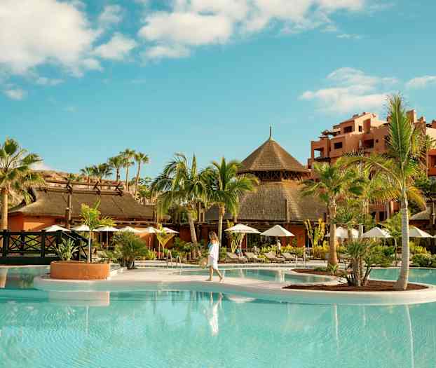 Trooppinen lomakeskus palmuineen, altaineen ja perinteisine rakennuksineen. (Tekoälyn luoma teksti)