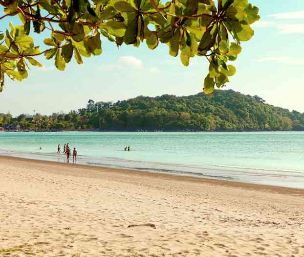 Hiekkaranta, ihmisiä, meri ja taustalla metsäinen saari. (Tekoälyn luoma teksti)