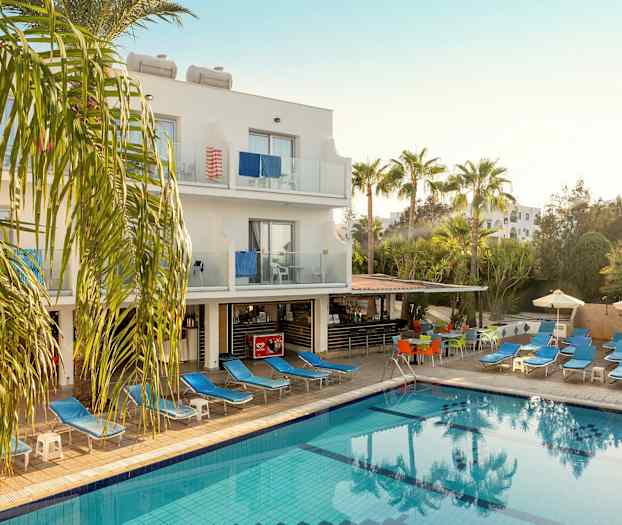 Ulkouima-allasalue hotellilla, jossa aurinkotuoleja ja varjoja. (Tekoälyn luoma teksti)