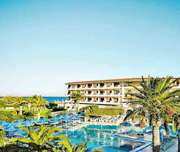 Monikerroksinen hotellirakennus, jota ympäröivät palmut ja suuri uima-allas. (Tekoälyn luoma teksti)