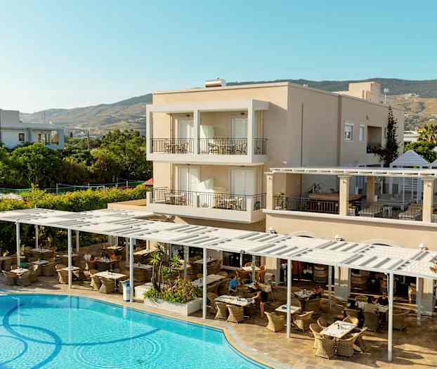 Hotellirakennus parvekkeineen, ulkoilmaravintola ja uima-allas etualalla. (Tekoälyn luoma teksti)