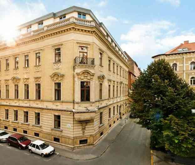 Katulamput sijaitsevat vehreällä alueella, jota ympäröivät korkeat rakennukset. (Tekoälyn luoma teksti)