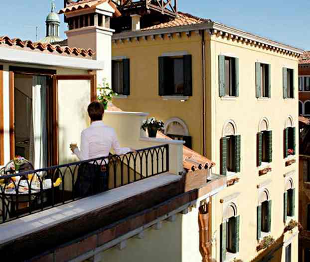 Henkilö parvekkeella näkymä rakennuksiin. (Tekoälyn luoma teksti)