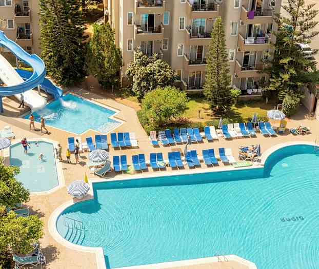 Ulkoallasalue rakennuksen ääressä, vesiliukumäki ja aurinkotuoleja. (Tekoälyn luoma teksti)