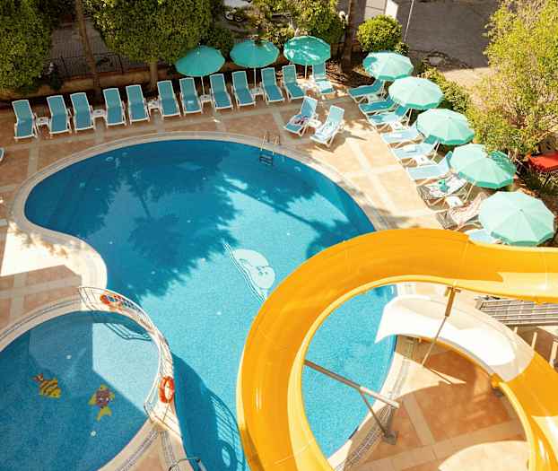 Ulkouima-allas aurinkotuoleilla, varjoilla ja keltaisella vesiliukumäellä. (Tekoälyn luoma teksti)