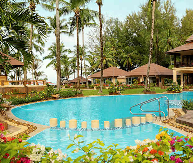 Lomakeskusalue, jossa uima-allas, ympäröivä puutarha ja palmuja. (Tekoälyn luoma teksti)