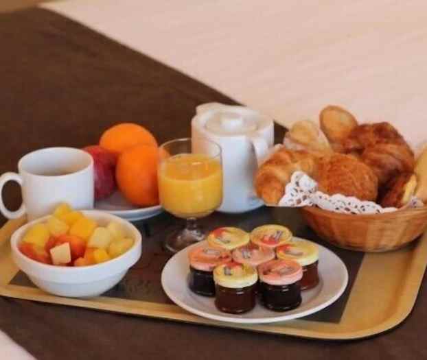 Ruokailu omassa huoneessa