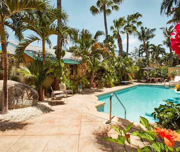 Nauti auringosta ja virkistävistä uimahetkistä viihtyisällä allasalueella