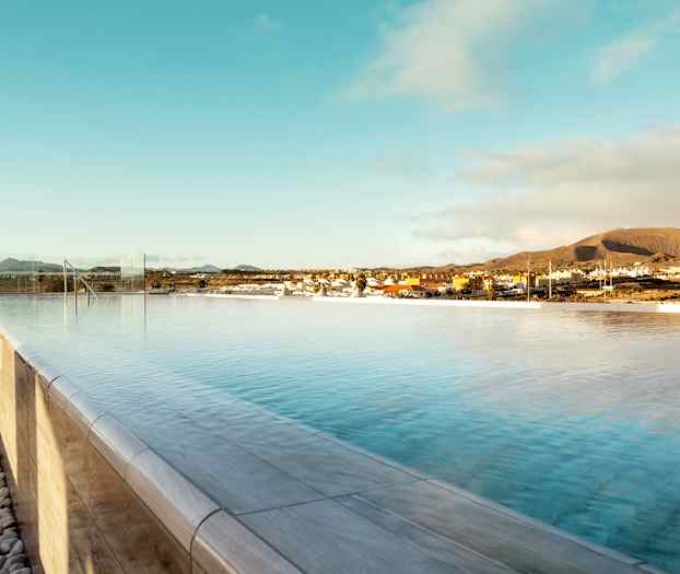 Kattoterassilla sijaitseva allas on vain All Inclusiven varanneille