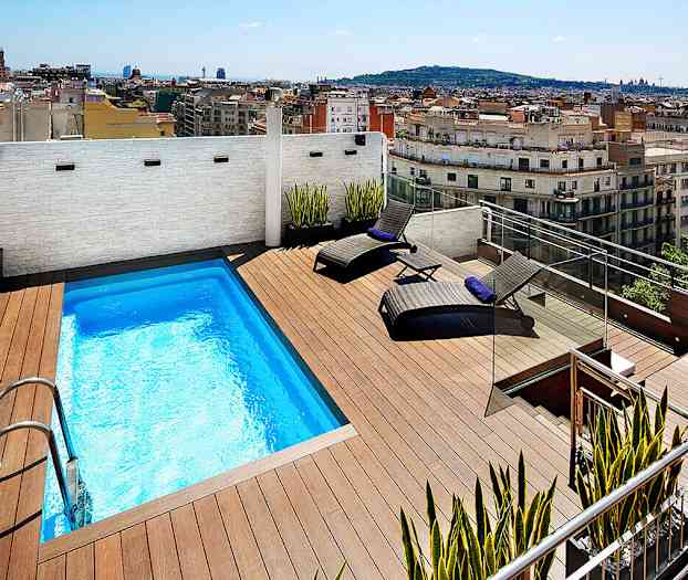 Hotellin kattoterassilla on pieni uima-allas
