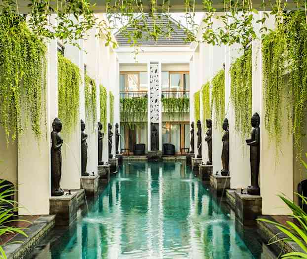 Deluxe-huone, josta pääsy altaaseen