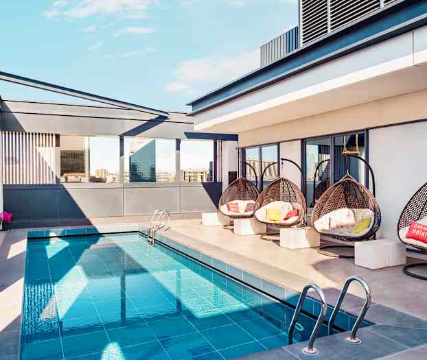 Kattoterassi, jossa uima-allas