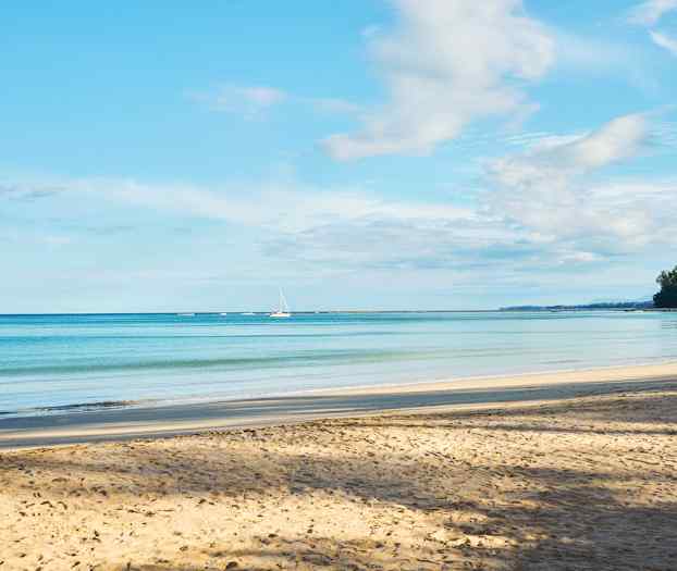 Ranta tien tosella puolella hotellilta