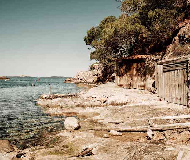 Yksi saaren rannoista hotellialueen ulkopuolella