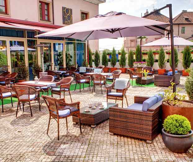 Hotellin viihtyisä ulkoterassi