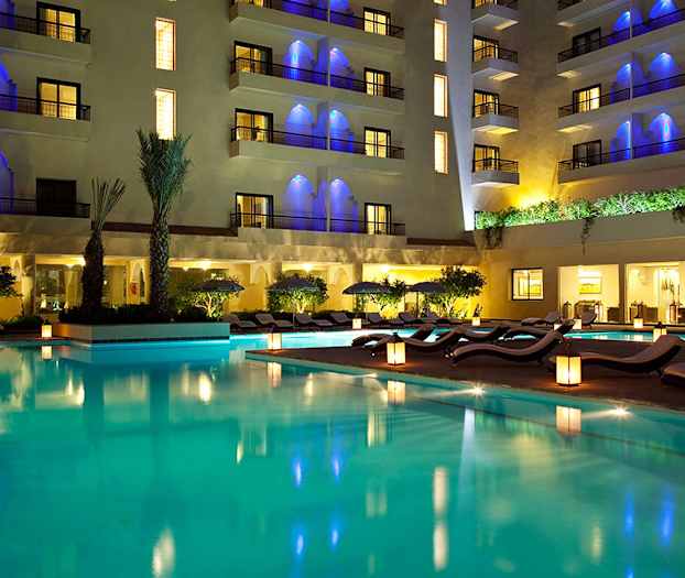 Uima-allas Opera Plaza Hotel -sisarhotellissa