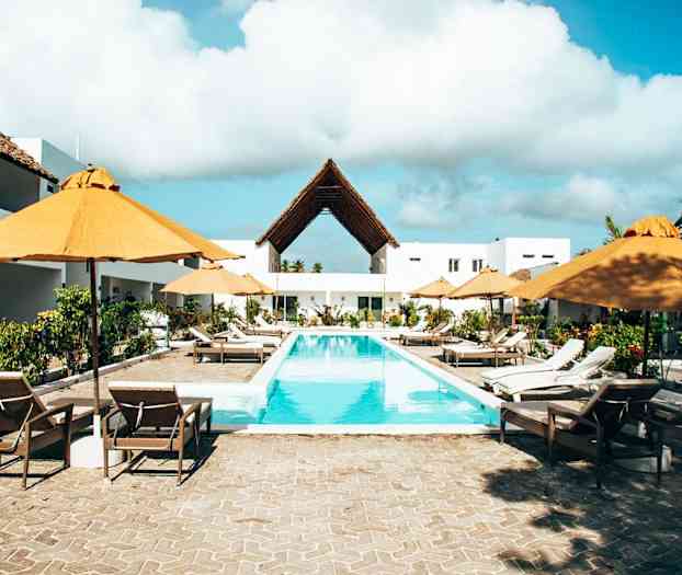 Hotellin suuri allasalue