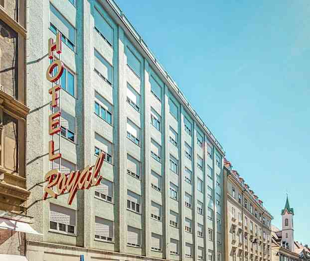 Kuva kaupungin kadusta, jossa hotelli ja ympäröiviä rakennuksia. (Tekoälyn luoma teksti)