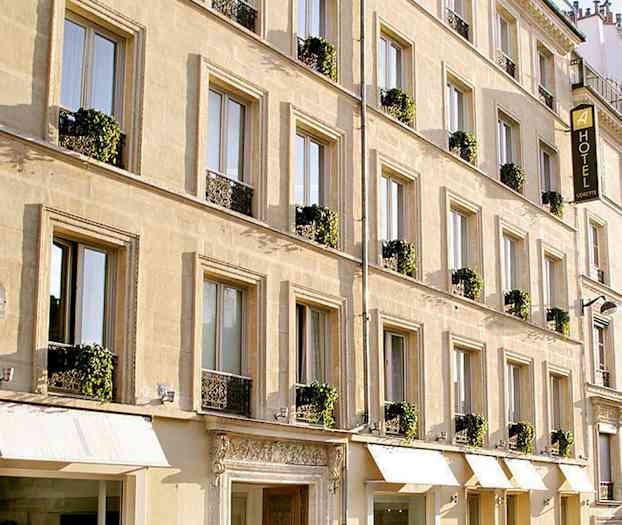 Monikerroksisen hotellin julkisivu, jossa on ikkunoita ja parvekkeita koristeltu vihreillä kasveilla. (Tekoälyn luoma teksti)