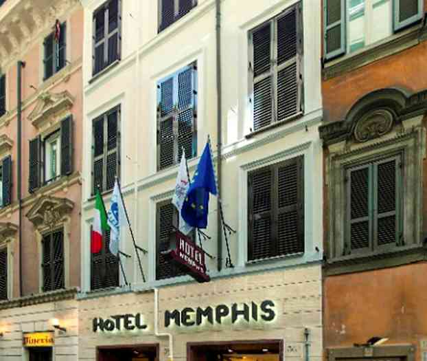 Hotel Memphisin julkisivu, jossa sisäänkäynti katutasolla ja lippuja yläpuolella. (Tekoälyn luoma teksti)