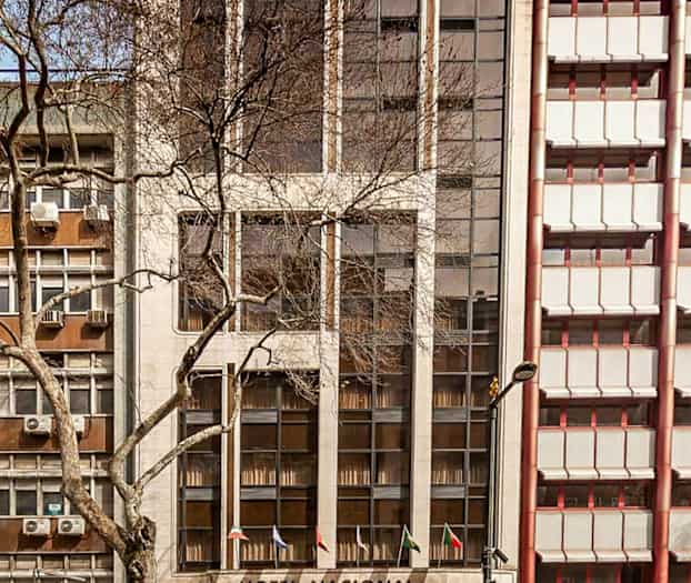 Rakennus, jonka julkisivussa lukee 'Hotel Nacional'. (Tekoälyn luoma teksti)