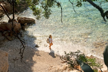 Tjej går vid havet i Kroatien