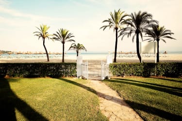 Avoinna oleva portti hotellin puutarhasta hiekkarannalle, Sunwing Alcudia Beach