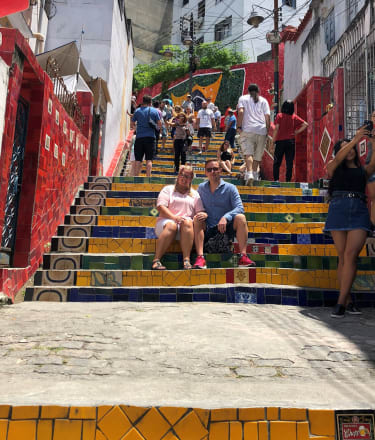 Kirjoittaja istuu kumppaninsa kanssa Selarón-portailla