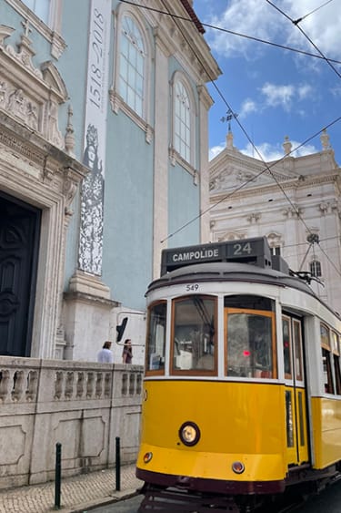 Keltainen raitiovaunu Lissabonissa