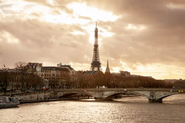 Seinejoki ja Eiffel-torni Pariisissa