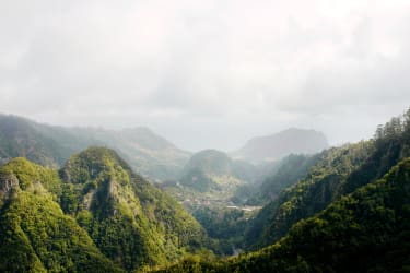 Vehreä vuoristomaisema Madeiralla.
