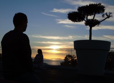Joogaa auringon laskiessa Madeiralla