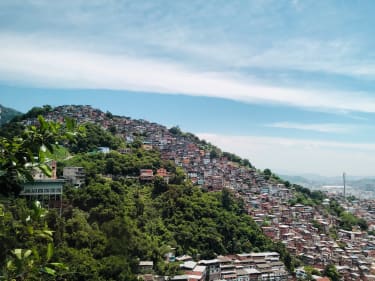 Favela kukkulanrinteessä Riossa