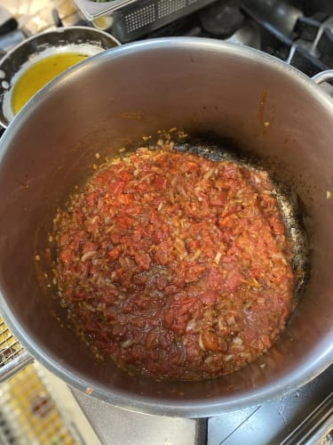 Sipulia ja tomaattia padassa