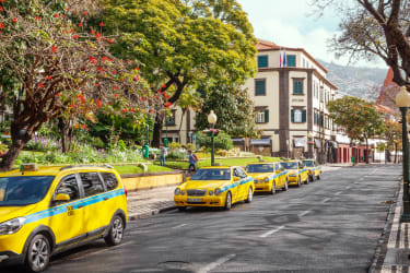 Keltaisia takseja tien laidassa Madeiralla