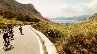 Pyöräilijät laskevat Mallorcan mäkiä