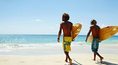 Miehet surffilautojen kanssa Kap Verdellä