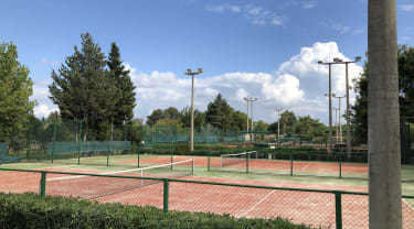 Paloma Resortin tenniskentätä