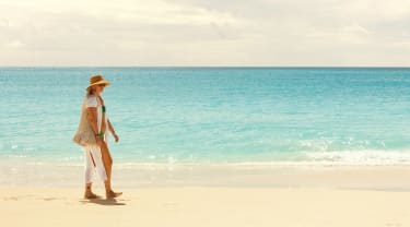 Nainen kävelee rannalla Aruballa
