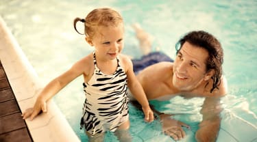 lapsi ja vanhempi uima-altaassa