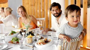 Perhe ruokailemassa Sunwing-hotellissa