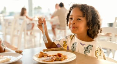 Lapsi ruokailemassa ravintolassa