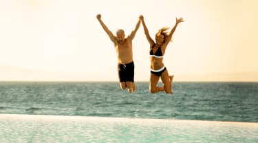 Mies ja nainen hyppäävät veteen