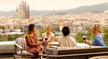 Ystävykset kattoterassibaarissa Barcelonassa
