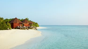 Hiekkarantaa ja sininen meri Malediiveilla