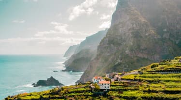Maisema merelle ja vuorille Madeiralla